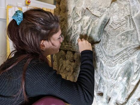 Mariane Bouhourd réalise la restauration de fonts baptismaux datés du XIIe siècle