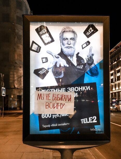 Avenue Tverskaya à Moscou, le 24 février 2022. Une affiche laissée par un manifestant sur un panneau publicitaire : « Nous n’avons pas choisi la guerre. » - Photo : Juliette Chevée