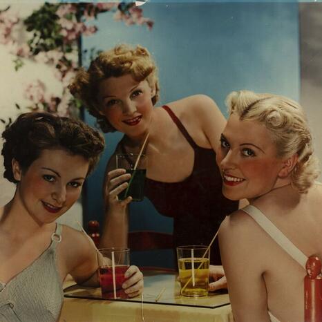 Photographies couleur Vivex d’Egidio Scaioni (1933-1939 ; Palais Galliera, musée de la mode de la Ville de Paris) - Photo : INP