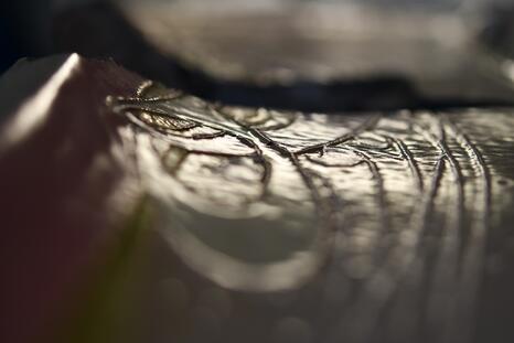 Détail d'un rétrécis de cheminée en lave reconstituée émaillée (Hector Guimard et Eugène Gillet, vers 1901-1907 ; Paris, musée d’Orsay - Photo : INP