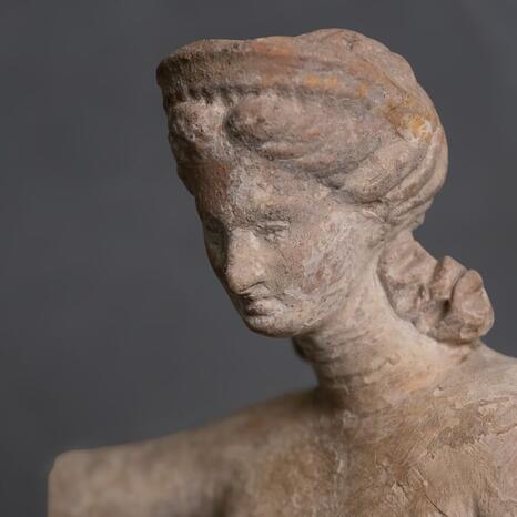 Détail d'une figurine en terre cuite de Myrina (environ IIe-Ier siècle avant J.-C. ; Paris, musée du Louvre) - Photo : INP