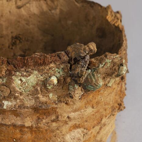 Détail d'un seau gaulois à cerclage bimétallique (IIe-Ier siècle avant J.-C. ; Glisy, centre archéologique Inrap Hauts-de-France) - Photo : INP