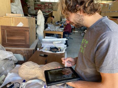 Elève restaurateur au travail, chantier-école en Jordanie, 2024 _ Photo : Hélène Dreyfus / INP