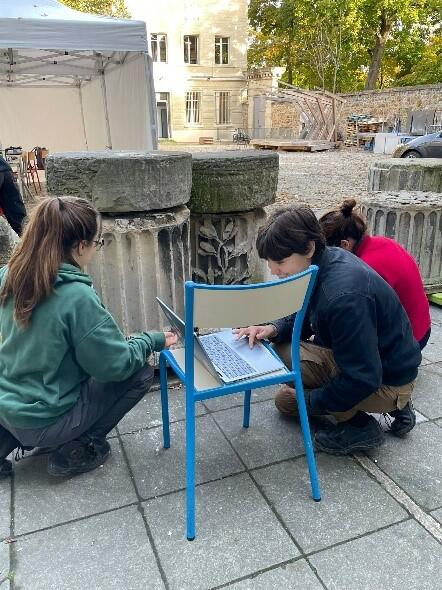 Les élèves restauratrices réalisant l'étude préalable à la restauration - Photo : INP