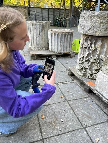 Les élèves restauratrices réalisant l'étude préalable à la restauration - Photo : INP
