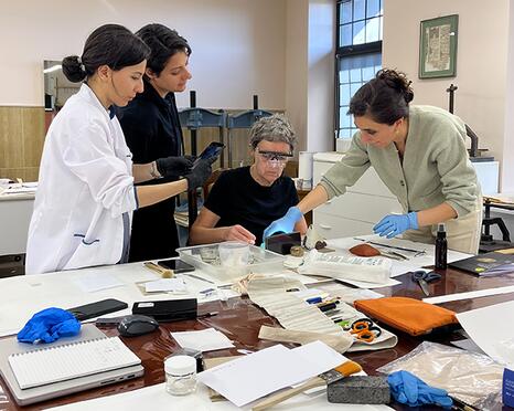 Un élève et un restaurateur du Matenaradan au travail lors du chantier-école de la spécialité « photographie et image numérique » au Matenadaran – Institut Mesrop Machtots de recherche sur les manuscrits anciens - Photo : Matenaradan