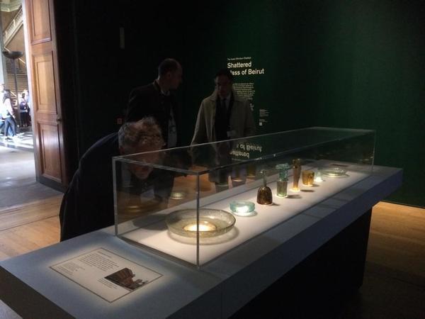 Charles Personnaz, directeur de l’Inp, Olivier Zeder, directeur des études du département des restaurateurs, et Pauline Chassaing, responsable des relations internationales, ont pu découvrir l’exposition le 18 octobre avec James Fraser, conservateur du British Museum.