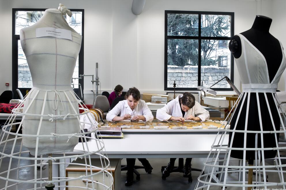 Atelier de restauration des arts textiles de l'INP, photo d'Arthur Laforge, 2015