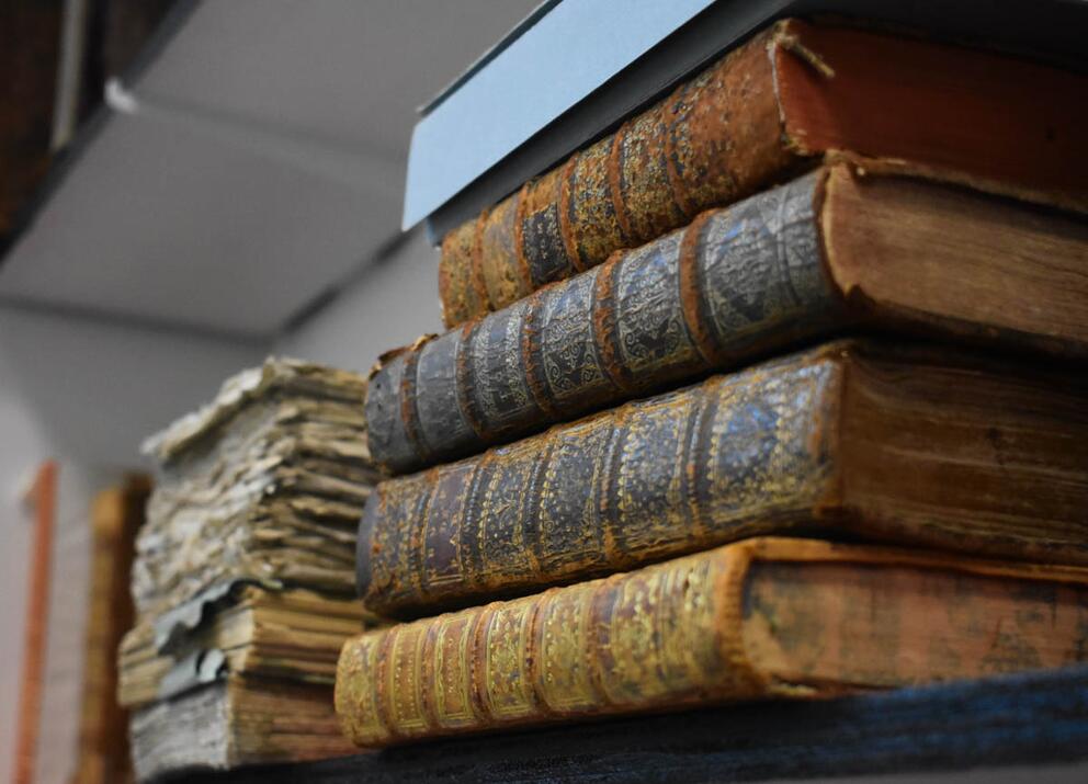 Pile de livres, atelier de restauration des livres, photo d'Andréa Pastor, 2023