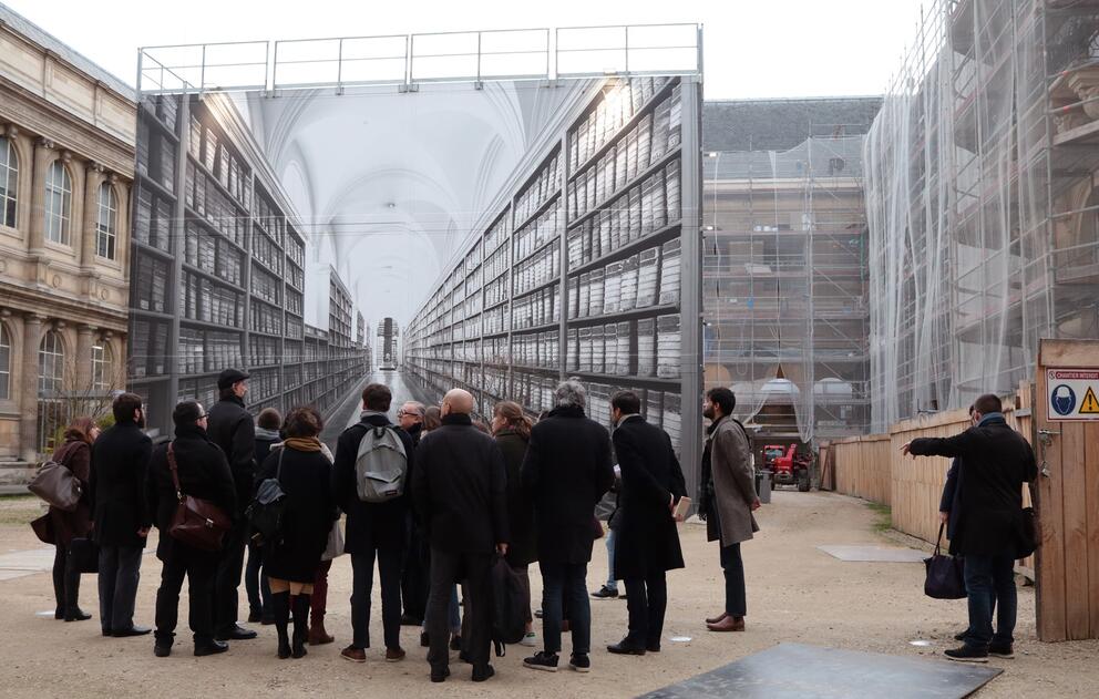 Dans la cour des Archives nationales (France) Illusion d'optique in/out pour les élèves conservateurs du patrimoine en visite - Photo : Marie-Laure Moro / Inp