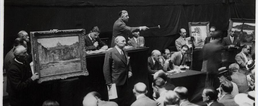 Vente aux enchères de la collection Jacques Canonne, Hôtel Drouot, 5 juin 1942, sous le marteau du commissaire-priseur Maître Alphonse Bellier, assisté par les experts André Schoeller et Martin Fabiani (assis derrière la petite table à droite)