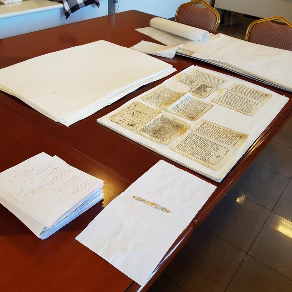 Une vue de feuillet à mettre en presse après nettoyage, comblements, reprise de déchirures et ré-encollage - Photo : Nina Mourat