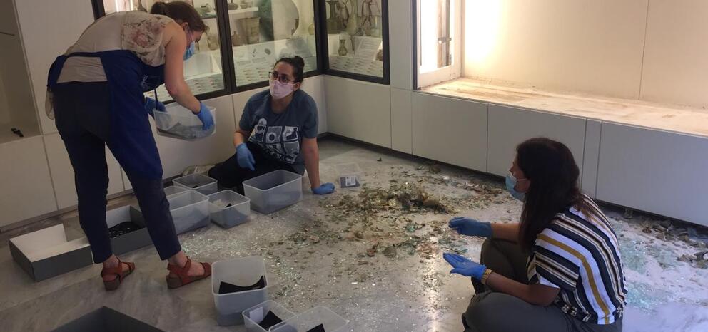 L'équipe au travail sauvetage d'objets archéologiques en verre - Photo : DR