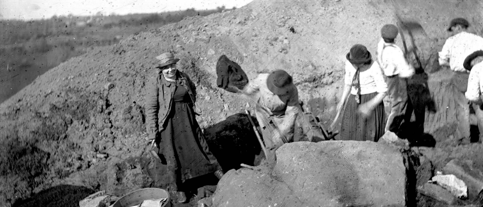 Zacharie Le Rouzic - Marthe Saint-Just-Péquart sur la fouille à Carnac (56) au début des années 1920