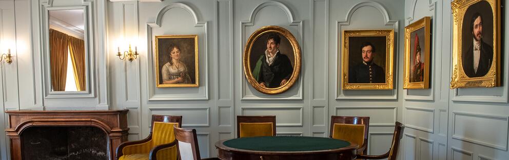 Le salon bleu dans la maison de maître des Champollion-Figeac. De gauche à droite : Zoé Berriat, Jacques-Joseph Champollion-Figeac et trois de leurs enfants : Ali, Paul et Aimé - Photo : Département de l’Isère / Musée Champollion / Jean-Sébastien Faure