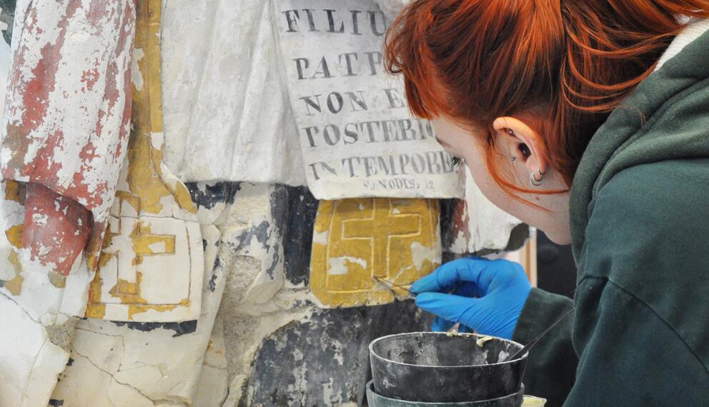 Une élève restauratrice de l'atelier mobilier au travail - Photo : INP