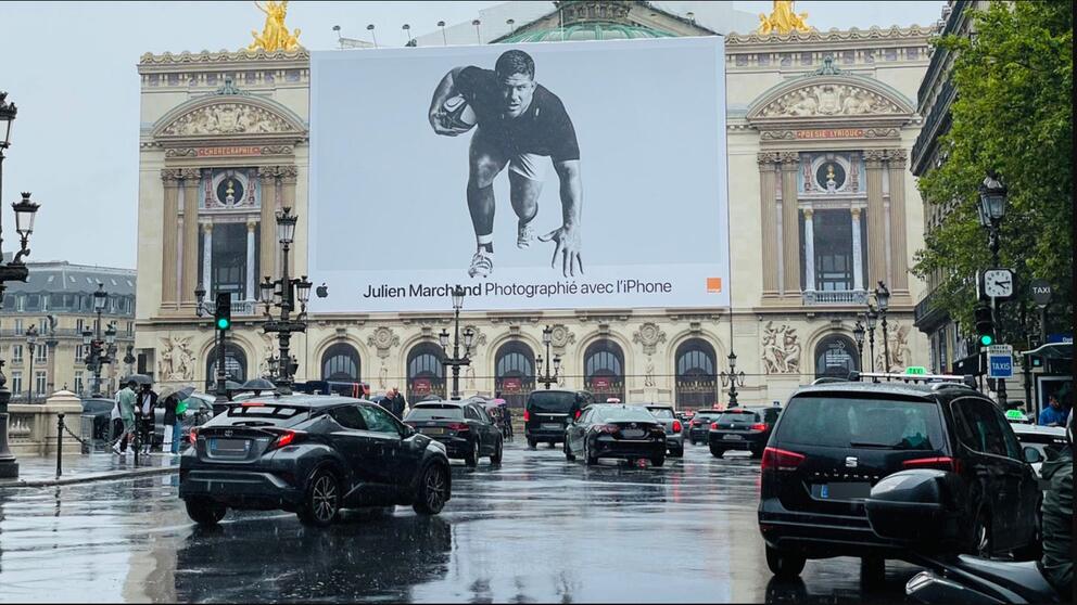 Un panneau publicitaire sur l'Opéra Garnier - Photo : DR