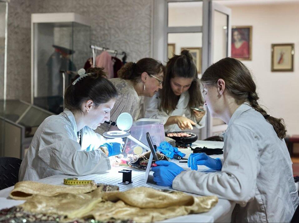 Des participantes Inp au chantier-école en spécialité textiles à Tachkent du 3 au 14 juin 2024 - Photo : Fondation pour le développement de l’art et de la culture