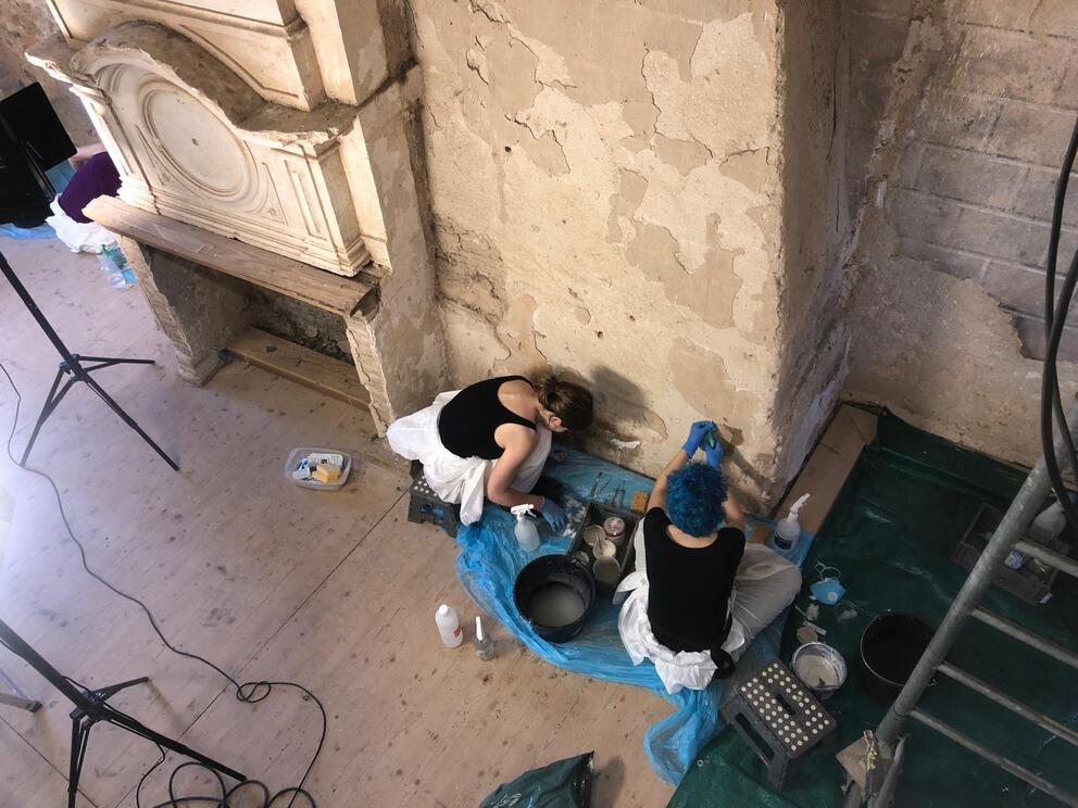 Deux élèves restaurateurs sur le chantier-école 2024 au château de Bruniquel - Photo : INP