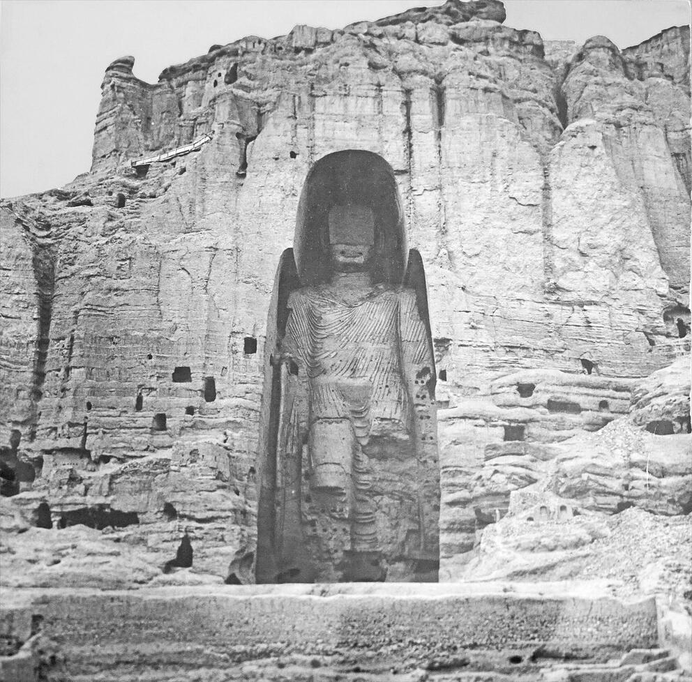 Le Bouddha de 55 m dans sa niche (détail) Auteur anonyme 1930 Afghanistan - Photo : CC BY 2.0 / Jean-Pierre Dalbéra - https://www.flickr.com/photos/dalbera/51205174628/