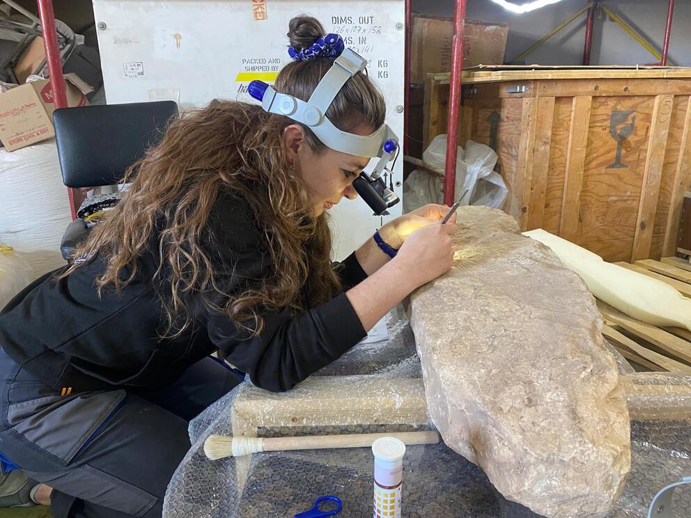 Elève restaurateur au travail, chantier-école en Jordanie, 2024 _ Photo : Hélène Dreyfus / INP