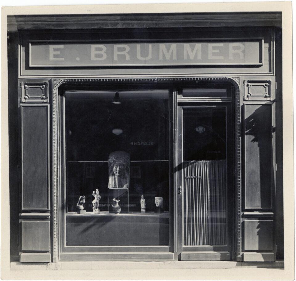 La galerie Ernest Brummer, Paris, 1921, Metropolitan Museum of Art, Cloister Archives © Metropolitan Museum of Art
