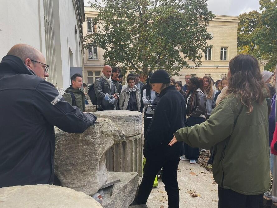Rencontre entre les élèves restaurateurs et les élèves architectes, chantier-école aux tuileries, 2025 - Photo : INP