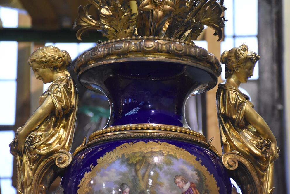 Vase “Musique”, photo d’ensemble (alliage cuivreux et porcelaine)